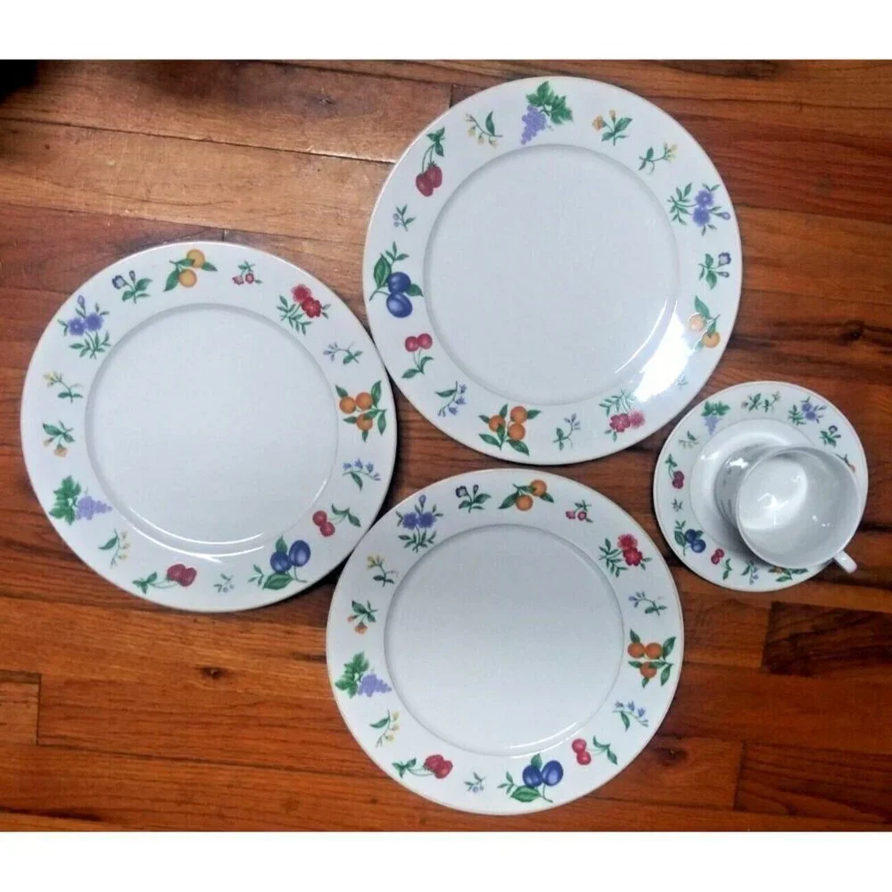 ROYAL MAJESTIC CHELSEA FINE CHINA 3 Dinner plates 1 cup 1 saucer 8432 Beautiful